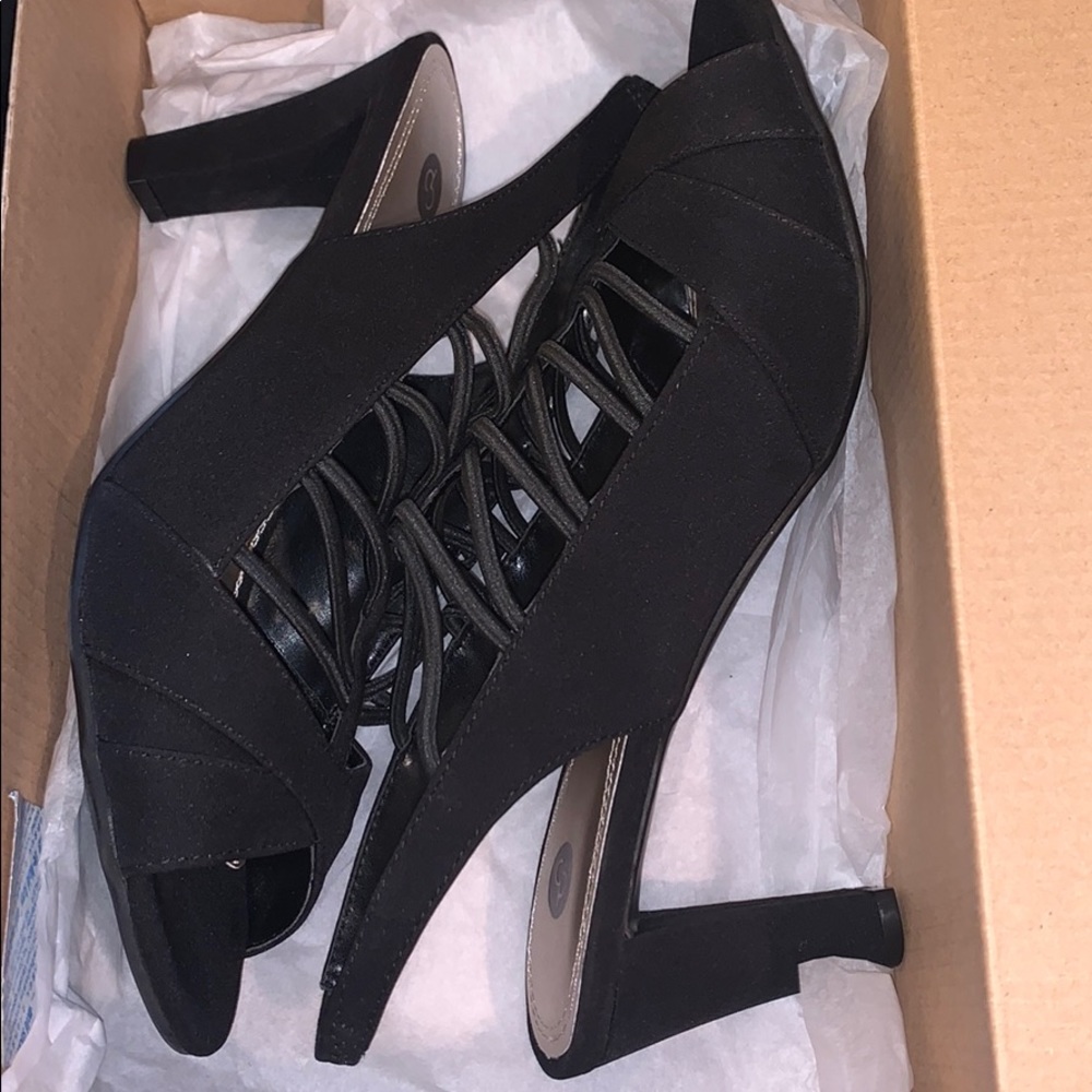 Open-toed, strapy black heel